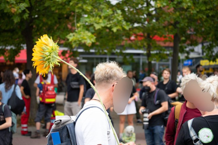 Ein Mann trägt eine Sonnenblume