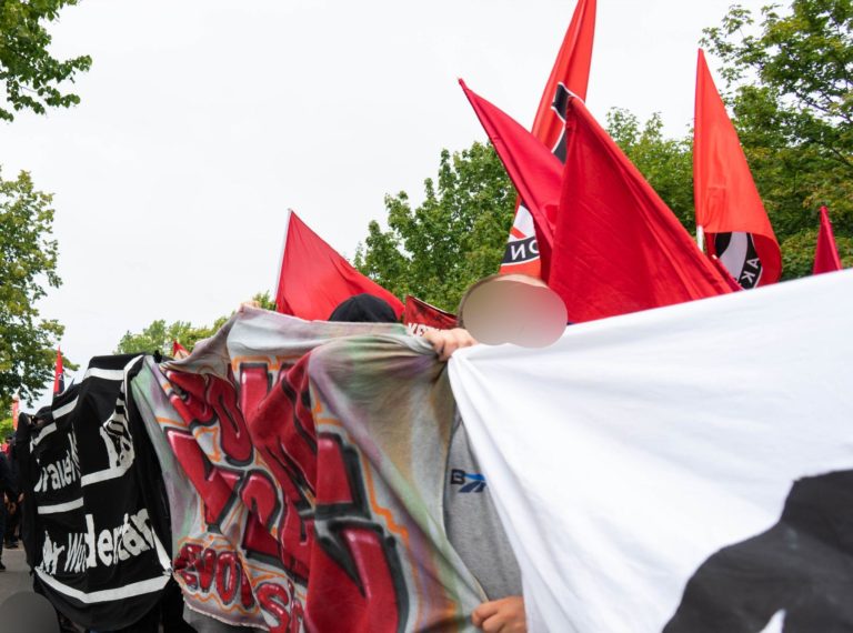 einige Banner und Flaggen des antifaschistischen Blocks