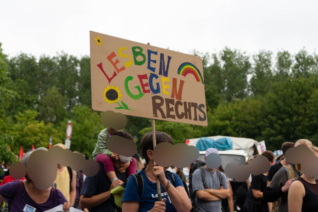 Ein Plakat der Lesben gegen Rechts